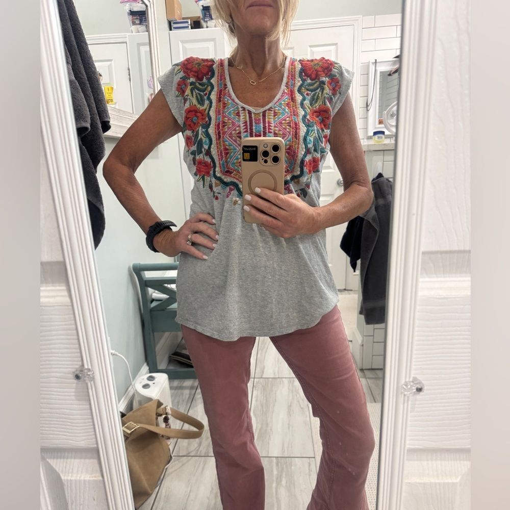 Johnny Was Luxe Boho Ornelia Embroidered Capped Sleeve Grey Tee- XS- like new! - Picture 5 of 13